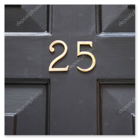 Puerta con cuarterones en vivienda clásica