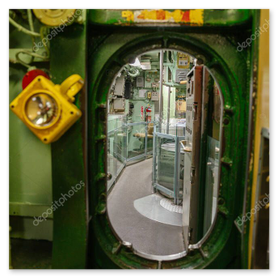 Puerta con vidriera en pasillo luminoso