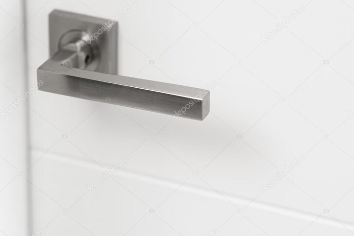 Puertas lacadas blancas en pasillo