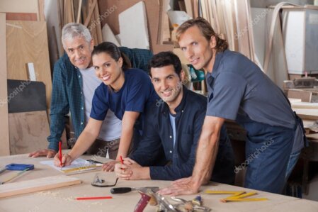 Equipo de carpintería trabajando en taller