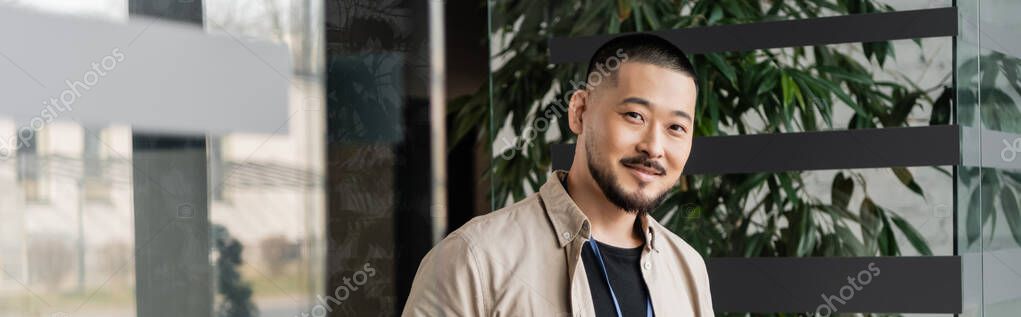 Puerta interior con vidriera dejando pasar la luz