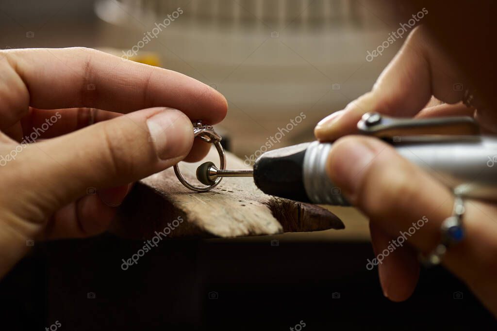 Detalle de carpintería y herrajes de puerta